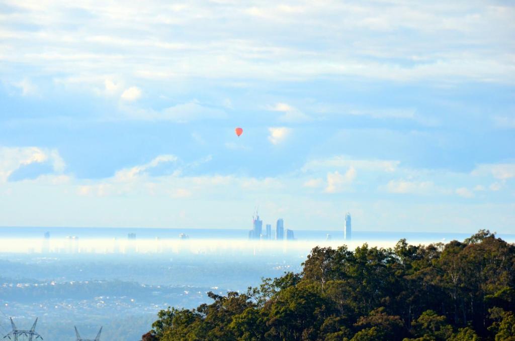 Hilltop On Tamborine Hotel โกลด์โคสต์ ภายนอก รูปภาพ